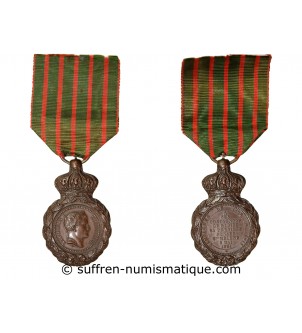 NAPOLEON Ier - MEDAILLE DE SAINTE-HELENE AVEC RUBAN